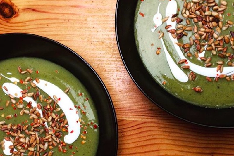 Zupa krem z zielonych warzyw z jogurtem, słonecznikiem i płatkami chilli