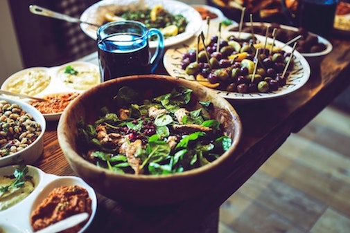 Stół zastawiony różnorodnymi i zdrowymi potrawami - klucz do zbilansowanej diety